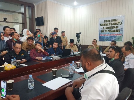 Rapat terbuka di Kantor Media Center Satgas Karhutla di Jalan Gajah Mada bersama dengan stakeholder lainnya.